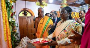 राष्ट्रपति द्रौपदी मुर्मु ने माँ दंतेश्वरी की पूजा-अर्चना कर देशवासियों की सुख-समृद्धि और खुशहाली की कामना की