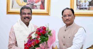 मुख्यमंत्री विष्णु देव साय से सांसद धर्मेंद्र प्रधान ने की शिष्टाचार भेंट