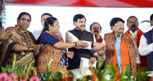 CM के रिमोट दबाते ही धार के सूखे खेतों तक पहुंची नर्मदा की धारा, 13 किमी दूर बहा पानी