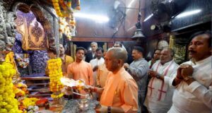 मुख्यमंत्री योगी आदित्यनाथ ने बाबा कालभैरव और बाबा विश्वनाथ का किया दर्शन-पूजन