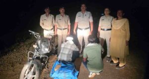 आबकारी ने मोटरसाइकिल पर शराब ले जाते हुए दो आरोपियों को पकड़ा