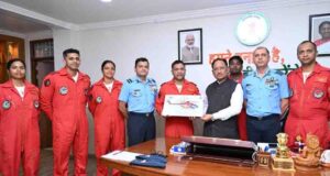 मुख्यमंत्री विष्णु देव साय से भारतीय वायु सेना की सारंग हेलीकॉप्टर डिस्प्ले टीम ने की सौजन्य मुलाकात