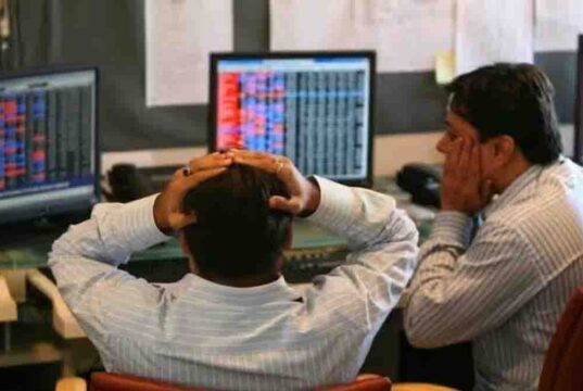 Jio लिस्टिंग से पहले शेयर बाजार में भारी गिरावट, सेंसेक्स-निफ्टी धड़ाम; IT शेयरों में मची बिकवाली