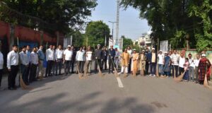 राज्यपाल डेका ने गांधी जयंती पर की साफ-सफाई