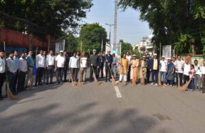 राज्यपाल डेका ने गांधी जयंती पर की साफ-सफाई
