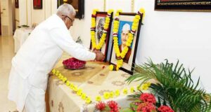राज्यपाल पटेल ने महात्मा गांधी और पूर्व प्रधानमंत्री स्व. शास्त्री को किया नमन