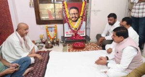 मुख्यमंत्री डॉ. यादव ने स्व. दिव्यऋषि तिवारी के निवास पहुंचकर परिजन को दी सांत्वना