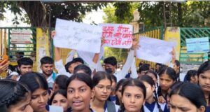 भोपाल के सरकारी स्कूल में छात्रों का हल्लाबोल, शिक्षिका पर घर का काम कराने और मारपीट के आरोप