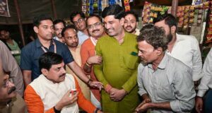 मुख्यमंत्री डॉ. यादव ने बरेला में सड़क किनारे लगी दुकान पर पी चाय