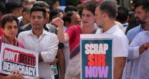 राहुल गांधी-प्रियंका गांधी के खिलाफ FIR दर्ज, आकाशवाणी में जबरन घुसने का आरोप