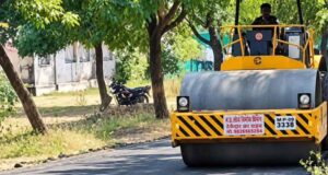 धार में बिना भूमिपूजन-प्रचार छह घंटे में सुधरा अस्पताल का जर्जर रास्ता, समाजसेवियों ने कराया डामरीकरण