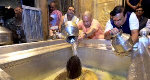 मुख्यमंत्री योगी और असम के मुख्यमंत्री हिमंता ने काशी कोतवाल और बाबा विश्वनाथ का किया दर्शन-पूजन