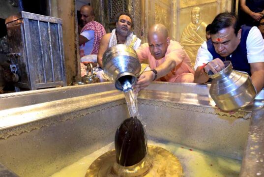 मुख्यमंत्री योगी और असम के मुख्यमंत्री हिमंता ने काशी कोतवाल और बाबा विश्वनाथ का किया दर्शन-पूजन
