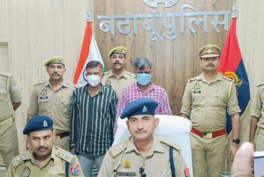 बदायूं में नकली नोट छापने वाले दो आरोपी गिरफ्तार, 1.57 लाख के जाली नोट और मशीनरी बरामद
