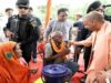 योगी सरकार के निर्देश पर लखनऊ के बाढ़ प्रभावित क्षेत्रों में राहत कार्य युद्धस्तर पर जारी