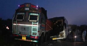 रायपुर-बिलासपुर हाईवे पर भीषण हादसा, खड़े ट्रक से टकराई बस; 5 की मौत, 14 घायल 2. छत्तीसगढ़ में दर्दनाक सड़क हादसा: ट्रक से भिड़ी बस, पांच लोगों की मौत, 14 घायल 3. रायपुर-बिलासपुर मार्ग पर मौत का मंजर, बस-ट्रक की टक्कर में 5 की जान गई, 14 घायल