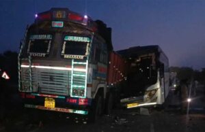 रायपुर-बिलासपुर हाईवे पर भीषण हादसा, खड़े ट्रक से टकराई बस; 5 की मौत, 14 घायल 2. छत्तीसगढ़ में दर्दनाक सड़क हादसा: ट्रक से भिड़ी बस, पांच लोगों की मौत, 14 घायल 3. रायपुर-बिलासपुर मार्ग पर मौत का मंजर, बस-ट्रक की टक्कर में 5 की जान गई, 14 घायल