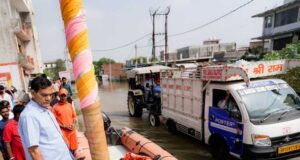 बाढ़ प्रभावितों को राहत पहुंचाने के लिए युद्ध स्तर पर कार्य कर रही योगी सरकार, नगर विकास मंत्री ने फैजुल्लागंज-दाउदनगर में किया निरीक्षण