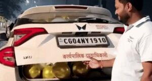 CG में नायब तहसीलदार का सड़क पर आतिशबाजी के साथ बर्थडे सेलिब्रेशन