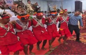 सेवा संकल्प अभियान में कलेक्टर ने ग्रामीणों संग किया मांदरी नृत्य