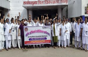 CG में नर्सों ने खोला मोर्चा, दो सूत्रीय मांगों को लेकर आंदोलन शुरू