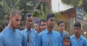 शिक्षक की मांग को लेकर सड़क पर उतरे दृष्टि-श्रवण बाधित स्कूल के बच्चे