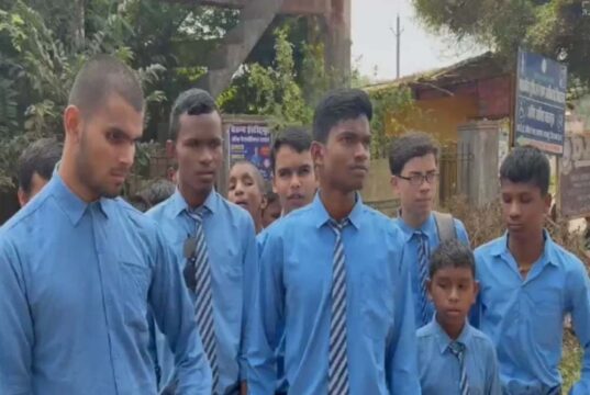 शिक्षक की मांग को लेकर सड़क पर उतरे दृष्टि-श्रवण बाधित स्कूल के बच्चे