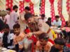 थाना परिसर में पुलिस ने लगाया भंडारा, अफसरों ने खुद बांटा महाप्रसाद