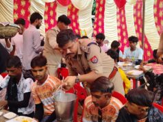थाना परिसर में पुलिस ने लगाया भंडारा, अफसरों ने खुद बांटा महाप्रसाद