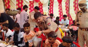 थाना परिसर में पुलिस ने लगाया भंडारा, अफसरों ने खुद बांटा महाप्रसाद