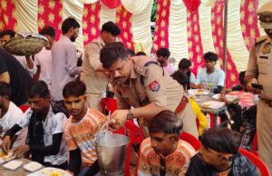 थाना परिसर में पुलिस ने लगाया भंडारा, अफसरों ने खुद बांटा महाप्रसाद