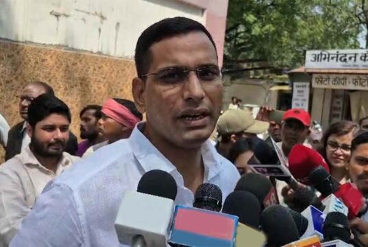 कोयला घोटाला मामले में कोर्ट पहुंचे विधायक देवेंद्र यादव, आरोपी चंद्रदेव राय और विनोद तिवारी भी रहे मौजूद