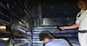 दुर्ग में पिकअप से मिले ₹4 करोड़ कैश, चेकिंग के दौरान सीक्रेट चेंबर से बरामद हुई रकम
