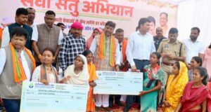 वन मंत्री केदार कश्यप ने हितग्राहियों को सौंपी आवास की चाबी, वनाधिकार पत्र और योजना सहायता