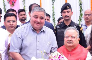 विधानसभा अध्यक्ष डॉ. रमन सिंह को जन्मदिन की बधाई देने पहुंचे पर्यटन मंत्री राजेश अग्रवाल