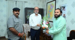 राज्यपाल रमेन डेका से महाराजा कमल चंद्र भंज देव ने की भेंट