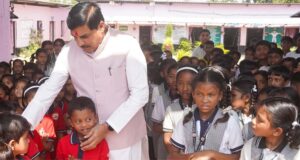 मुख्यमंत्री डॉ. यादव काफिला रुकवाकर पहुंचे स्कूल, बच्चों से किया आत्मीय संवाद