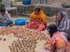 दीपोत्सव पर्व की तैयारियां प्रारंभ, स्वसहायता समूह की महिलाएं बना रही गोबर व मिट्टी के दीये