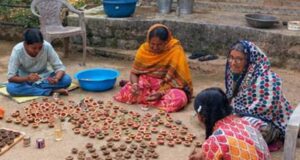 दीपोत्सव पर्व की तैयारियां प्रारंभ, स्वसहायता समूह की महिलाएं बना रही गोबर व मिट्टी के दीये
