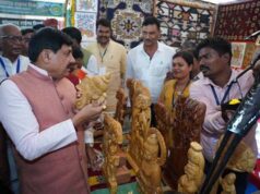 एमए पास दुर्गा सिंह ने हुनर को बनाया अपनी ताकत, लकड़ी की कलाकारी से संवार रहीं भविष्य
