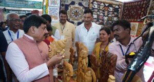 एमए पास दुर्गा सिंह ने हुनर को बनाया अपनी ताकत, लकड़ी की कलाकारी से संवार रहीं भविष्य