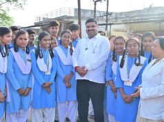 शिक्षा मंत्री गजेन्द्र यादव स्कूल से घर लौट रहे स्कूली बच्चों के बीच पहुंचकर सहज संवाद में जानी पढ़ाई और स्कूल की जरूरतें