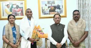 मुख्यमंत्री विष्णु देव साय से एशियन गेम्स के कांस्य पदक विजेता एथलीट अनिमेष कुजूर ने की सौजन्य मुलाकात