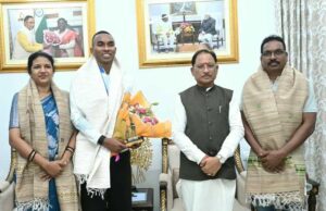 मुख्यमंत्री विष्णु देव साय से एशियन गेम्स के कांस्य पदक विजेता एथलीट अनिमेष कुजूर ने की सौजन्य मुलाकात