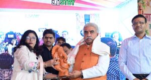 योगी सरकार की पहल से सरकारी अस्पतालों में बढ़ेगी यूपी के बुनकरों के उत्पादों की पहुंच