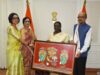 राष्ट्रपति द्रौपदी मुर्मु को राज्यपाल रमेन डेका ने भेंट की पहाड़ी मैना की प्रतिकृति