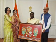 राष्ट्रपति द्रौपदी मुर्मु को राज्यपाल रमेन डेका ने भेंट की पहाड़ी मैना की प्रतिकृति