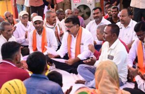 ग्रामीणों के बीच जमीन पर बैठकर उप मुख्यमंत्री ने किया आत्मीय संवाद, 74.80 लाख रुपए के विकास कार्यों की दी सौगात