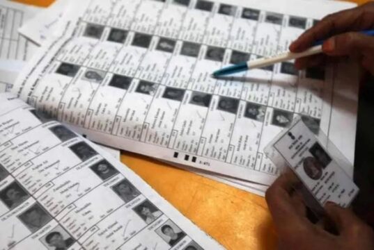 इटावा में नए वोटरों को राहत, मतदाता सूची में नाम जुड़वाने के लिए अब नहीं भरना होगा अतिरिक्त घोषणा पत्र