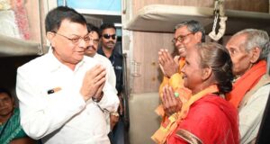 कैबिनेट मंत्री लखनलाल देवांगन ने कोरबा रेलवे स्टेशन से भारत गौरव टूरिस्ट ट्रेन को हरी झंडी दिखाकर किया रवाना, बुजुर्गों को दी शुभकामनाएं